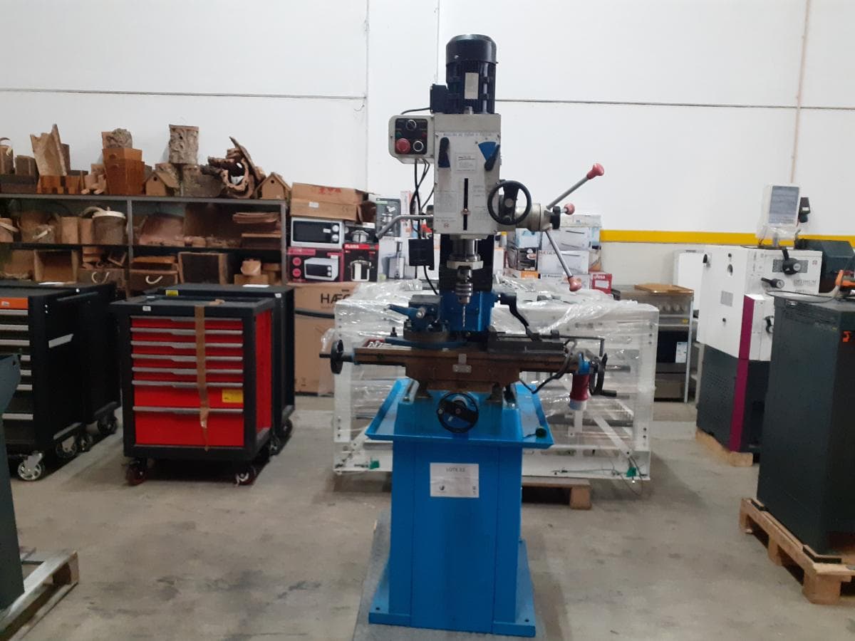 Máquina de furar e fresar