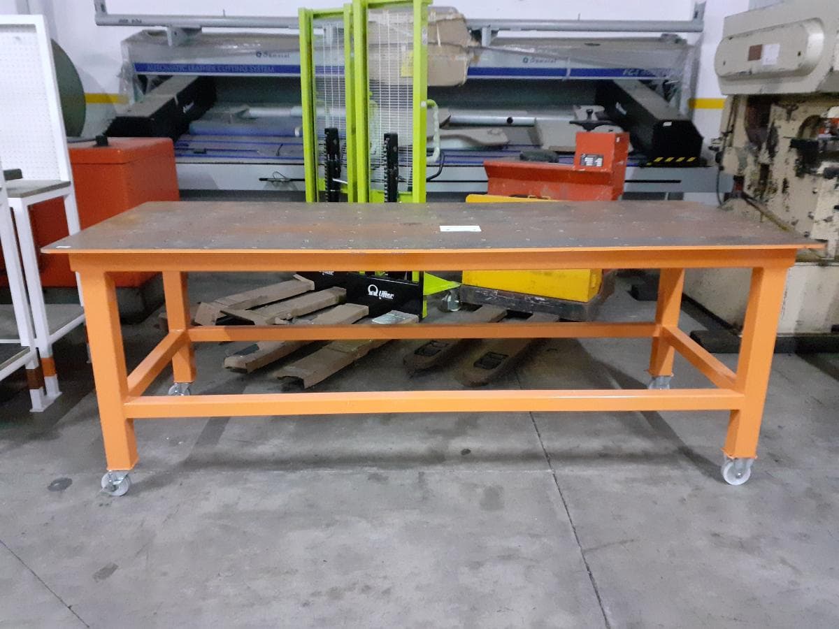 Mesa de trabalho em aço — imagem 1