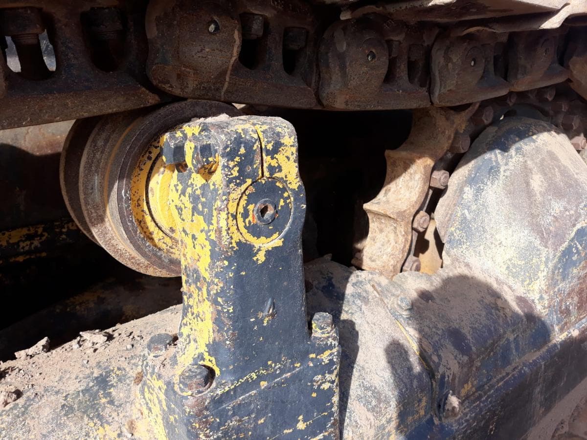 Bulldocer Komatsu D65 — imagem 14