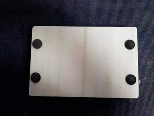 Bandeja mármol blanco asas de bronce 30x20x1 — imagem 2