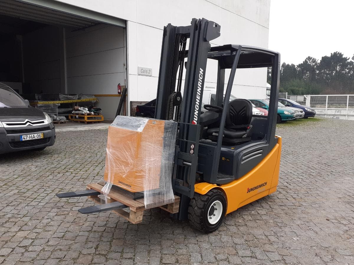 Empilhador elétrico Jungheirich EFG 220 — imagem 1