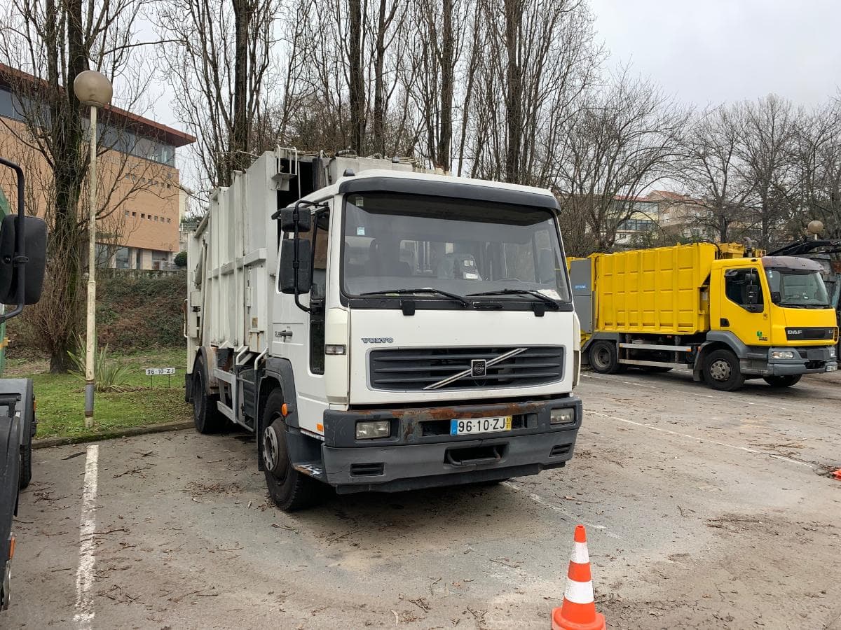 Volvo FL 220 · Ano 2005 — image 1