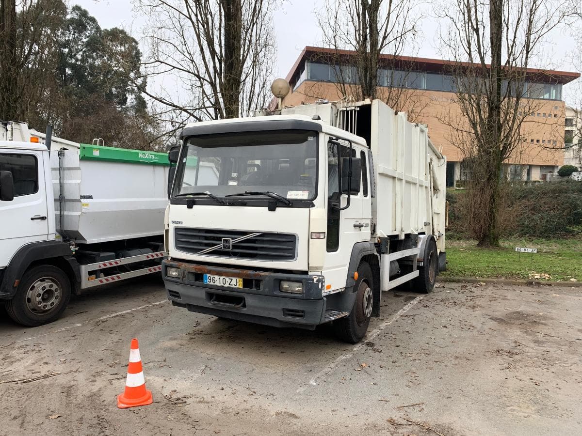 Volvo FL 220 · Ano 2005 — image 2