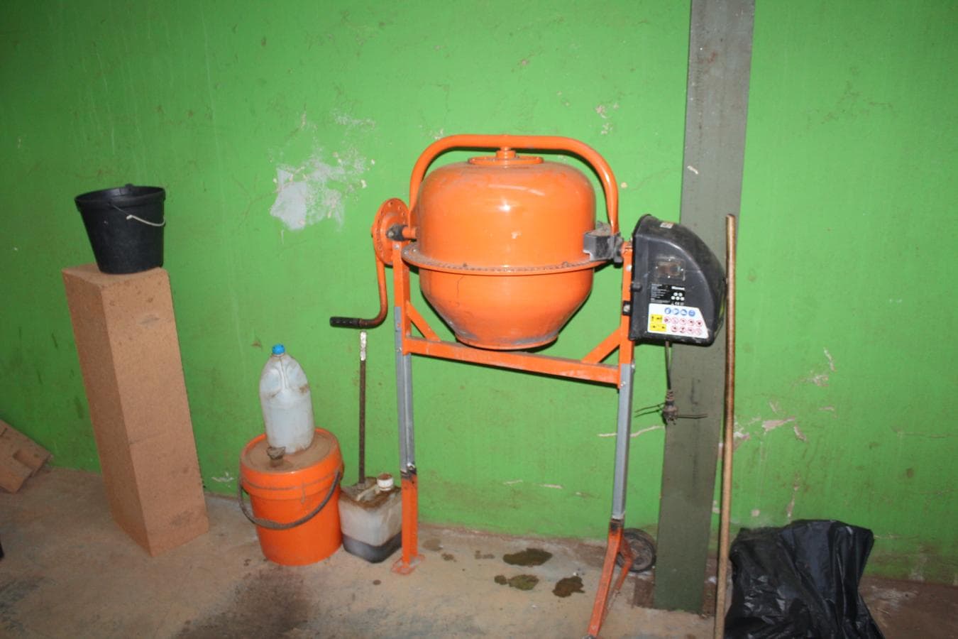 Betoneira Elétrica + Bancadas + Aspiradores Industriais + Máquina de coser + Balança · São Brás de Alportel — imagem 1