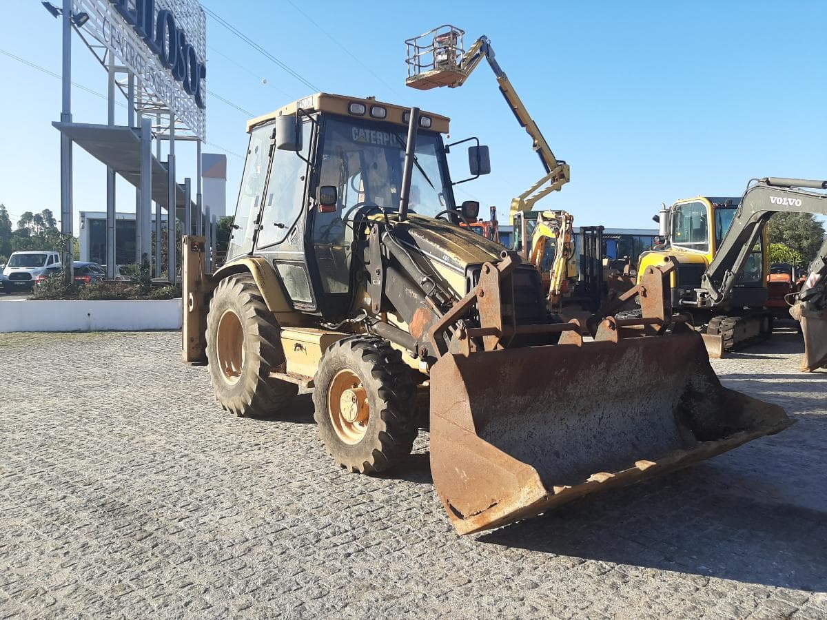 Retroescavadora CAT 428C · Ano 2001 — image 1