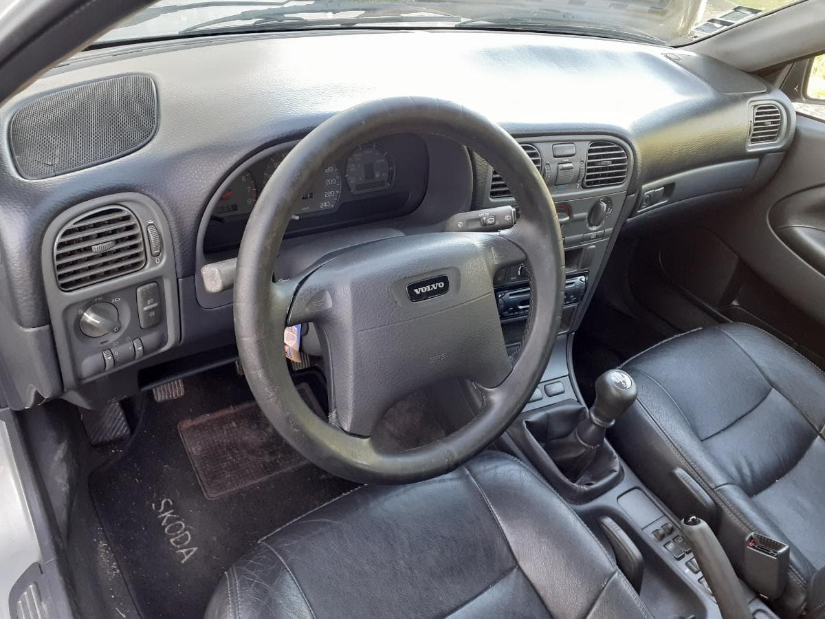Volvo V40 1.8 · Année 1997 — image 10