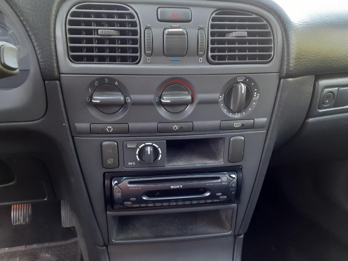Volvo V40 1.8 · Année 1997 — image 11