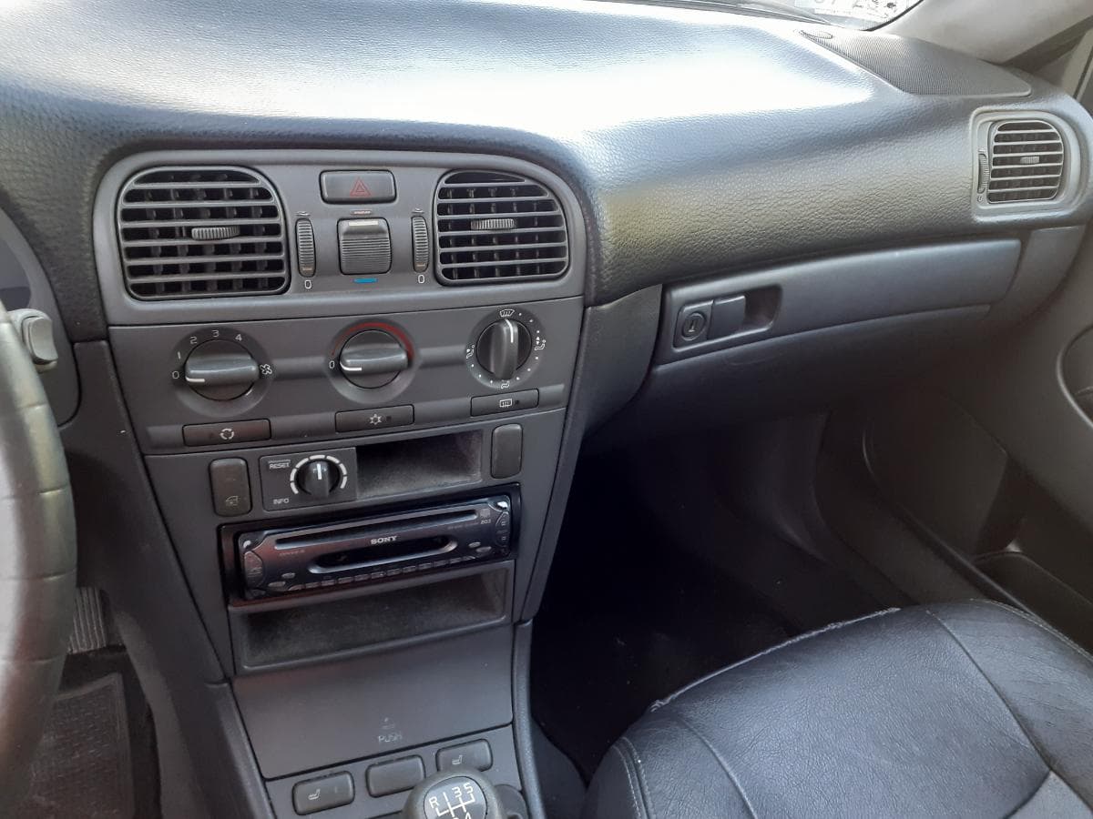 Volvo V40 1.8 · Année 1997 — image 13