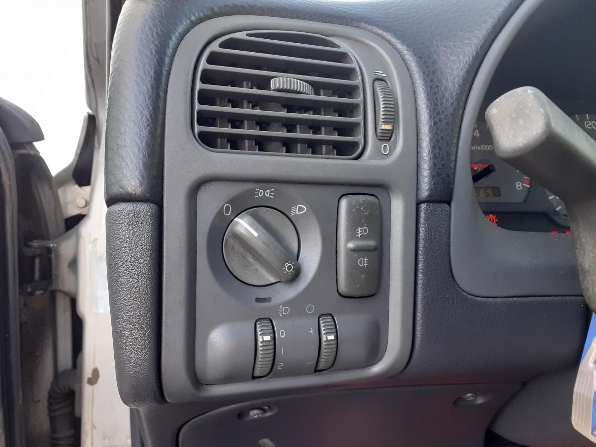 Volvo V40 1.8 · Année 1997 — image 18