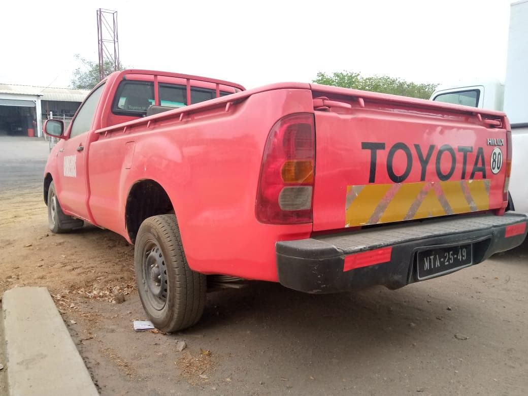 Toyota Hilux 3,0 D4D Cabine simples 4X2 · — image 2