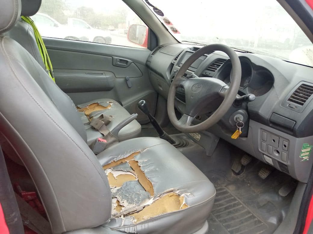 Toyota Hilux 3,0 D4D Cabine simples 4X2 · — image 3