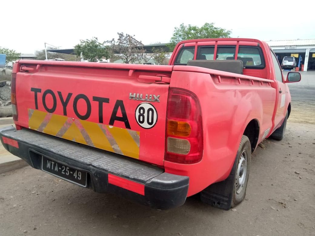 Toyota Hilux 3,0 D4D Cabine simples 4X2 · — image 7