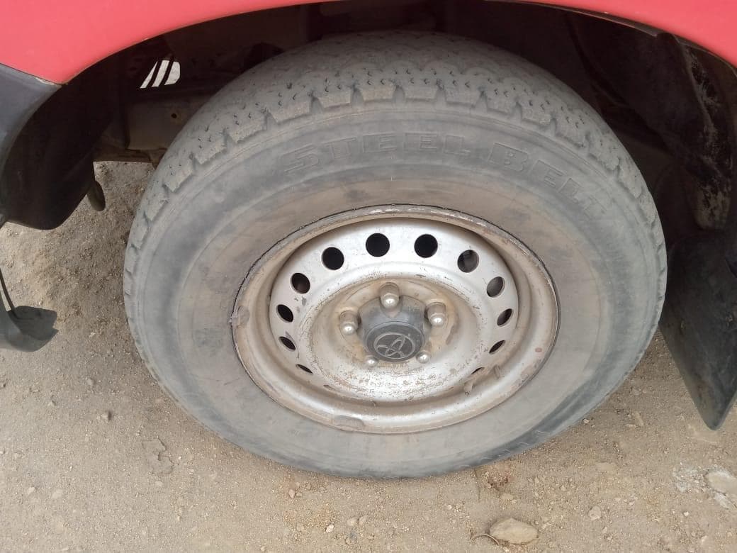 Toyota Hilux 3,0 D4D Cabine simples 4X2 · — image 10