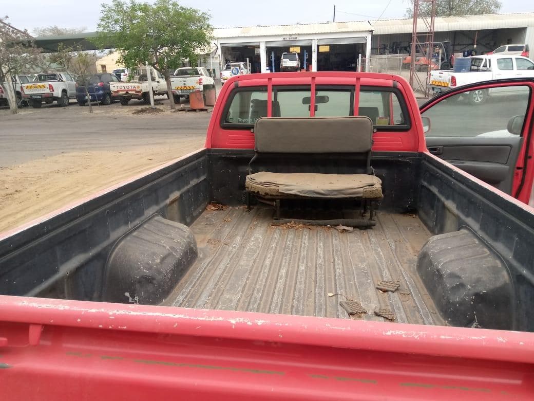 Toyota Hilux 3,0 D4D Cabine simples 4X2 · — image 12