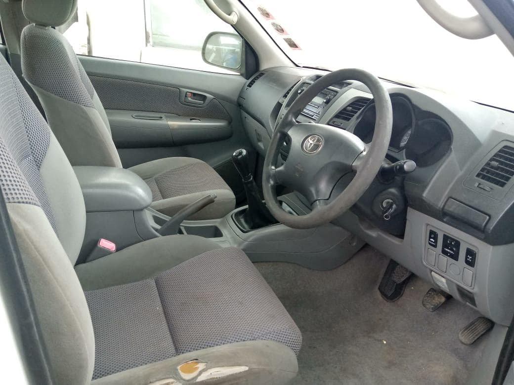 Toyota Hilux 3.0 D4D 4X2 Dupla cabine · — image 12