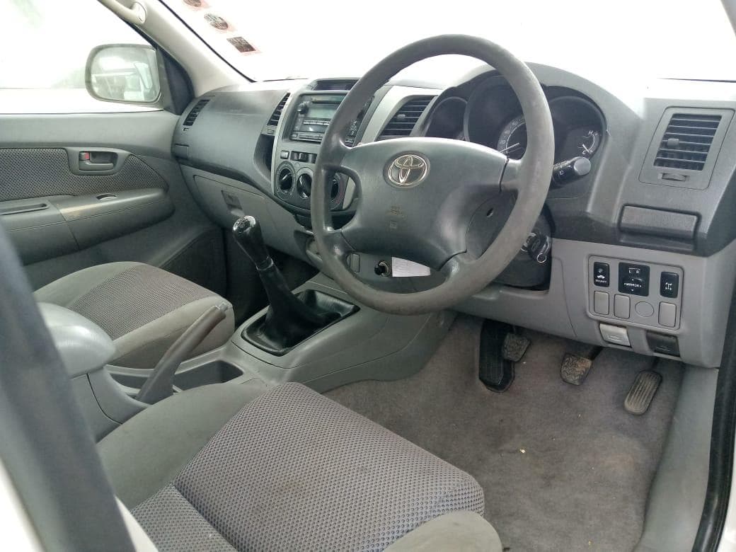 Toyota Hilux 3.0 D4D 4X2 Dupla cabine · — image 13