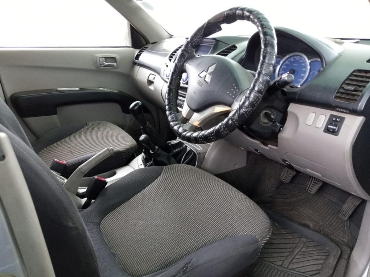 Mitsubishi L200 2.5 GL 4 X 4 Dupla cabine · — imagem 9