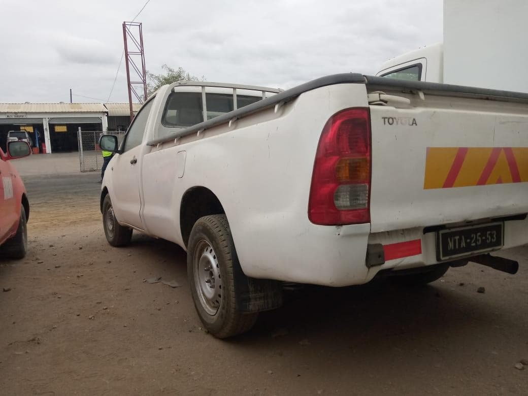 Toyota Hilux 3,0 D4D cabine simples 4X2 · — image 2