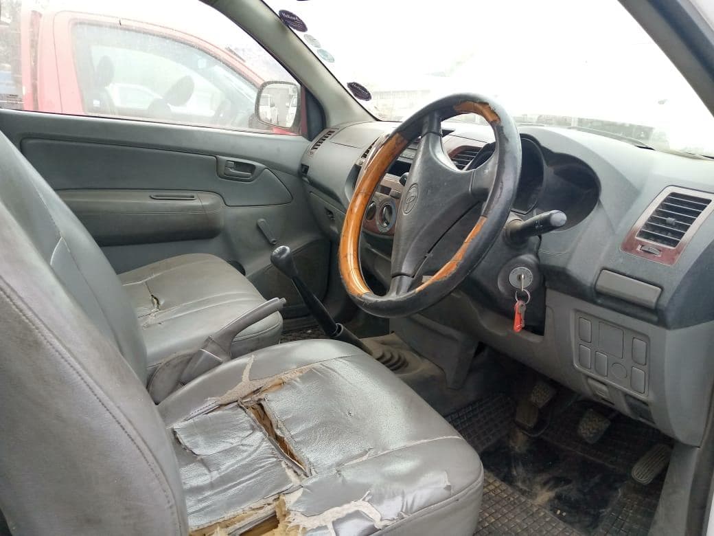 Toyota Hilux 3,0 D4D cabine simples 4X2 · — image 6