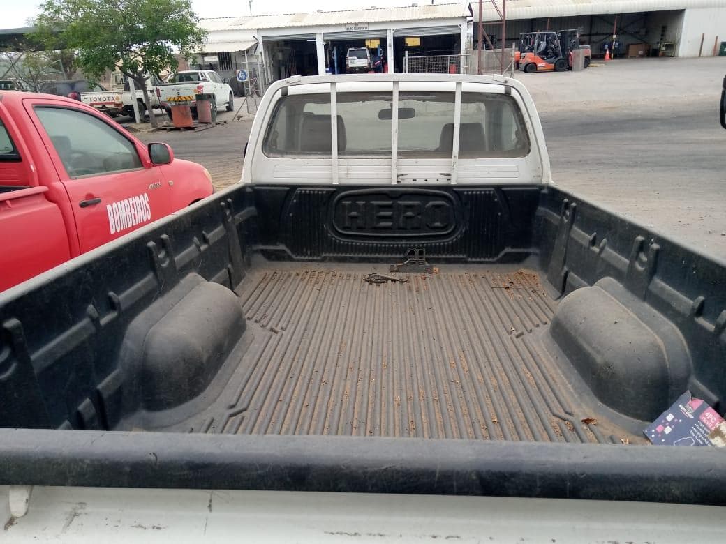 Toyota Hilux 3,0 D4D cabine simples 4X2 · — image 10