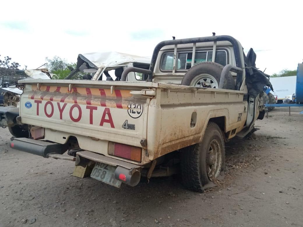 Toyota Land Cruiser 4X4 OFF ROAD PICK UP 4.4 · — imagem 2
