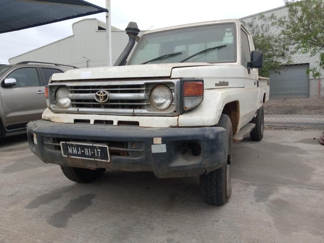 Toyota Land Cruiser OFF ROAD PICK UP 4X4 ·