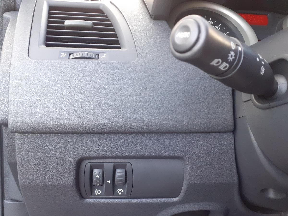 Renault Mégane 1.5 DCI · Ano 2004 — image 19