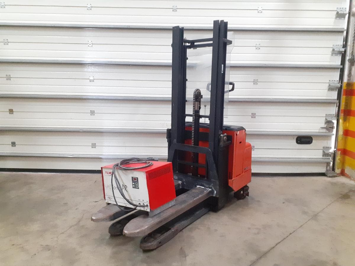 Stacker eléctrico BT LSV 1250-11 · Ano 2002 — imagem 1