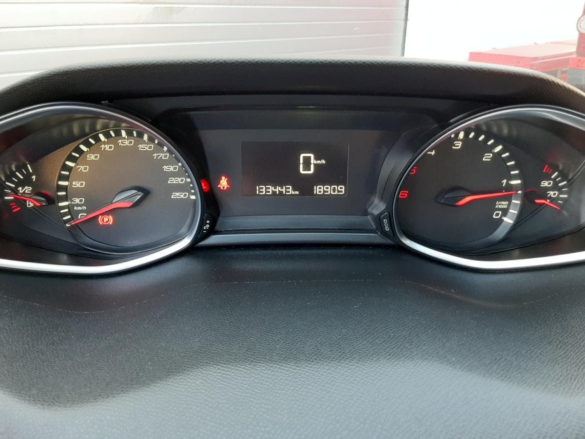 Peugeot 308 1.6 Blue HDI · Ano 2015 — imagen 19