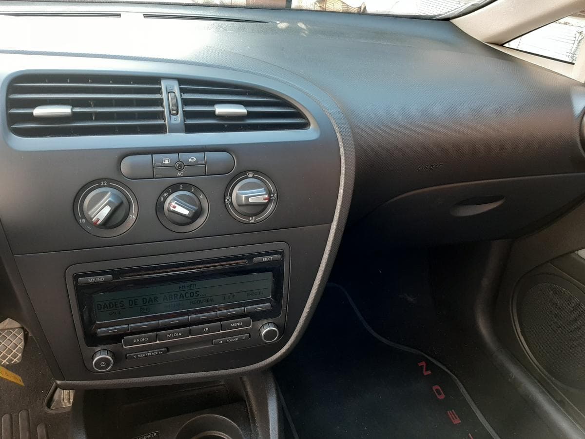 Seat Leon 1.6 TDI · Ano 2011 — imagem 11