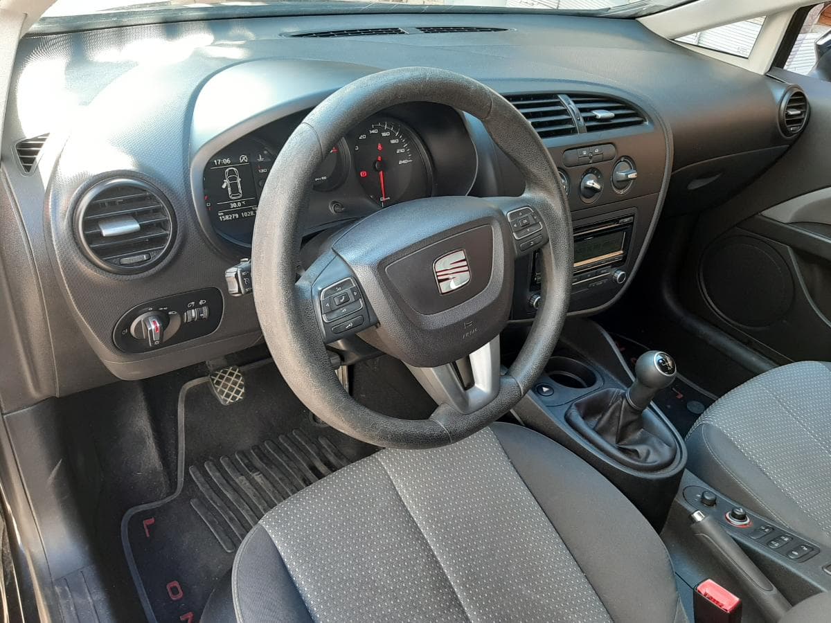 Seat Leon 1.6 TDI · Ano 2011 — imagem 13