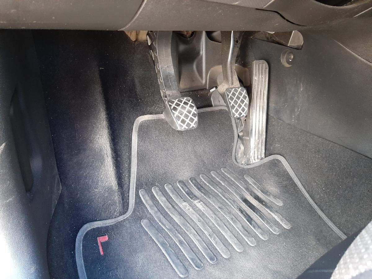 Seat Leon 1.6 TDI · Ano 2011 — imagem 16