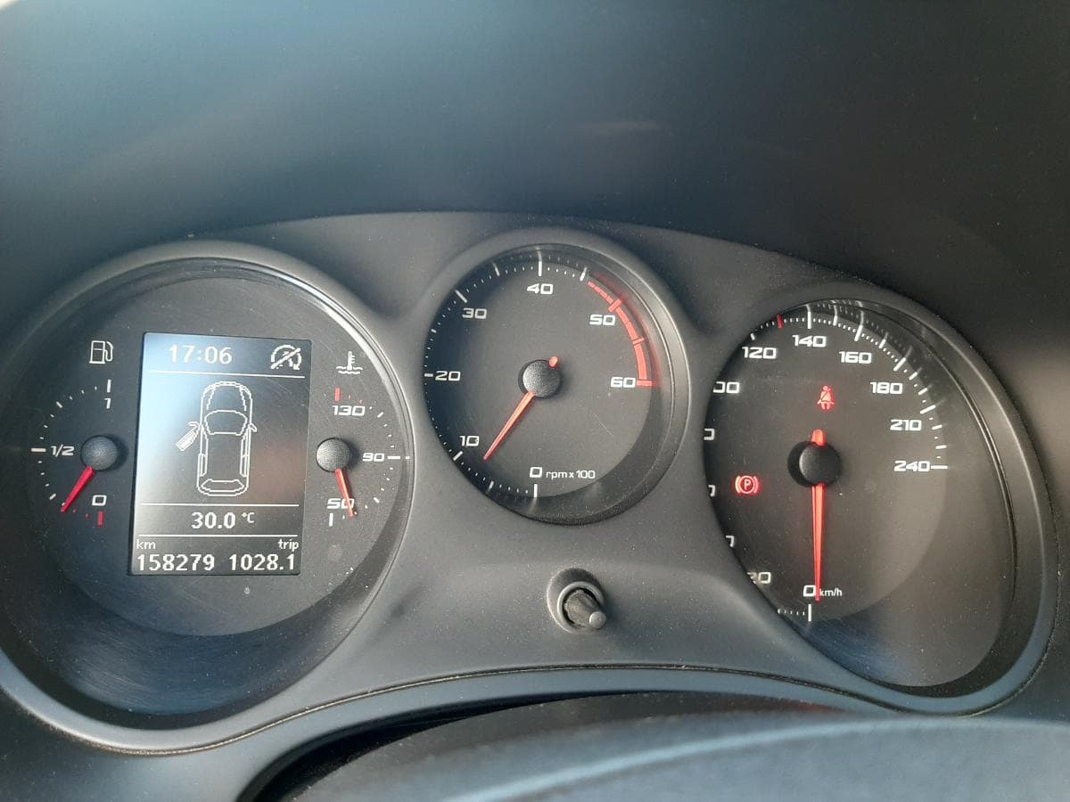 Seat Leon 1.6 TDI · Ano 2011 — imagem 18