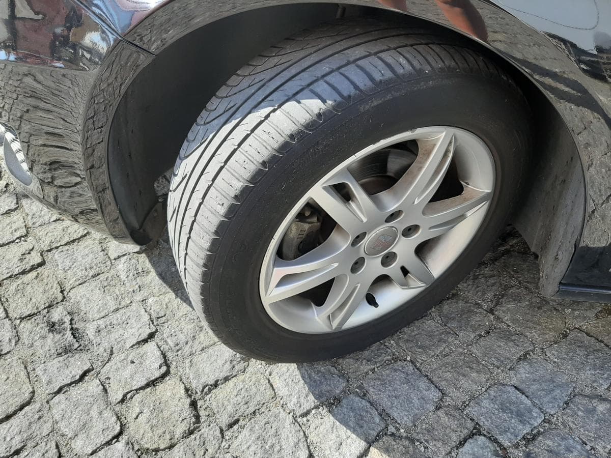 Seat Leon 1.6 TDI · Ano 2011 — imagem 23