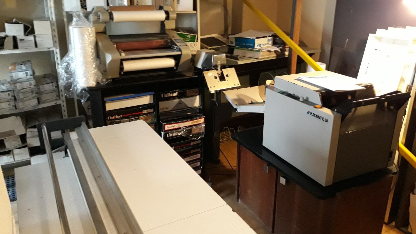 Equipamento de corte e colagem de papel