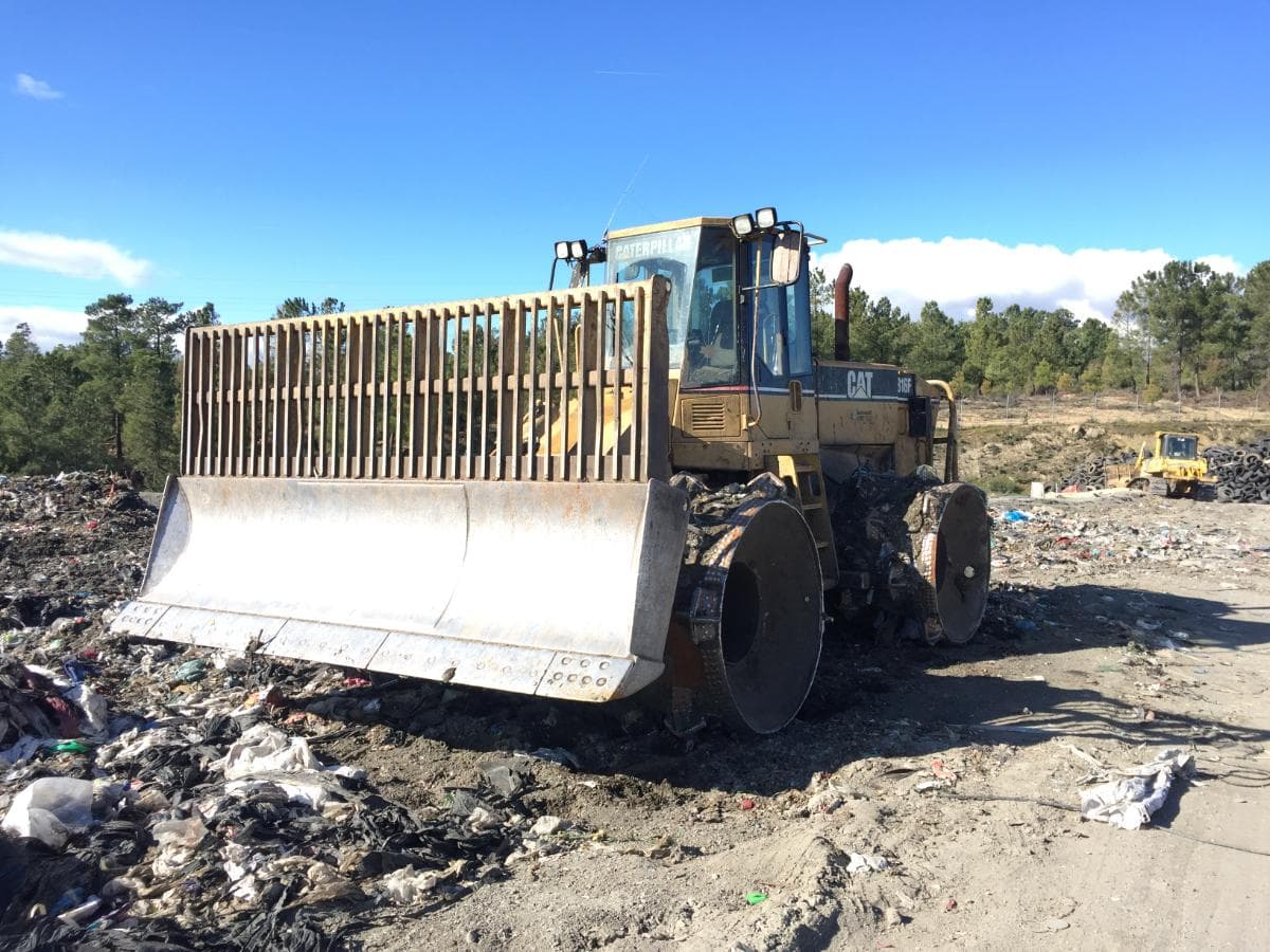 Compactador CATERPILLER · Coimbra — imagem 1