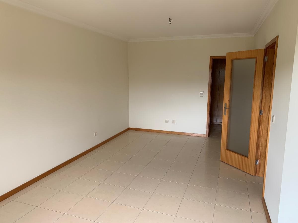 Apartamento T1 + Lugar Garagem + Arrumos · Gandra — imagem 3