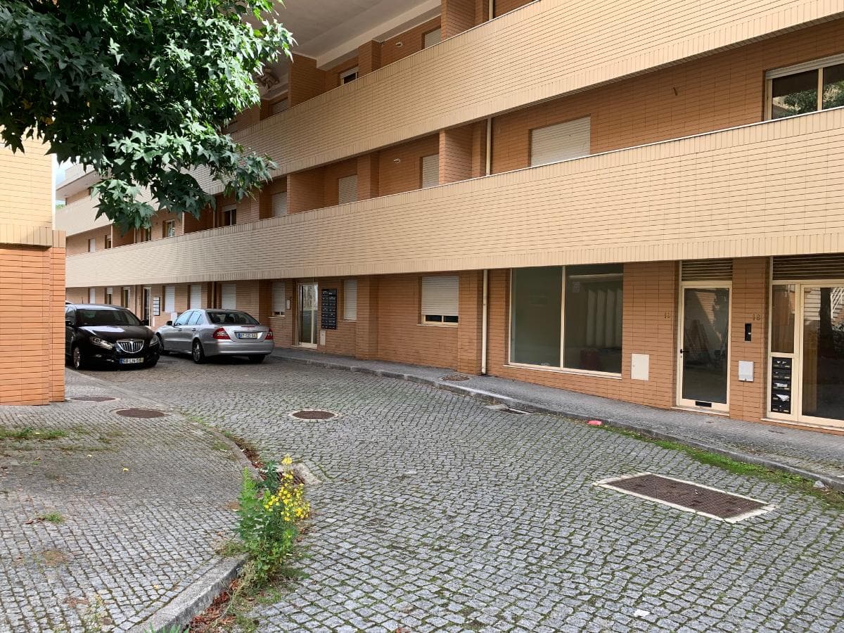 Apartamento T1 + Lugar Garagem + Arrumos · Gandra — imagem 1
