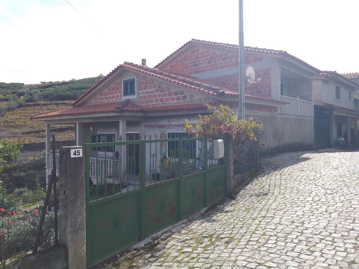 Terreno com Benfeitoria · Valpaços, Vila Real — imagem 1