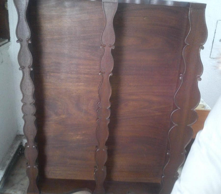Escaparate em pinho cor mogno