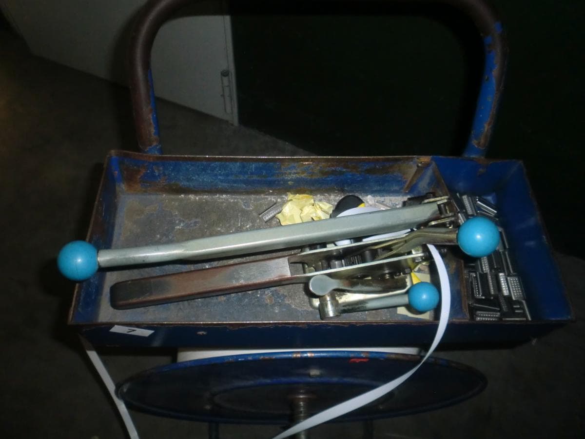 Carro com alicate de cintar — imagen 2