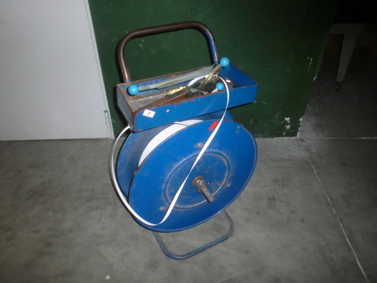 Carro com alicate de cintar