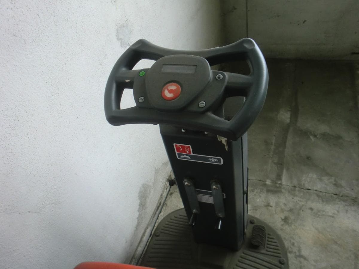 Máquina de varrer o chão — image 3
