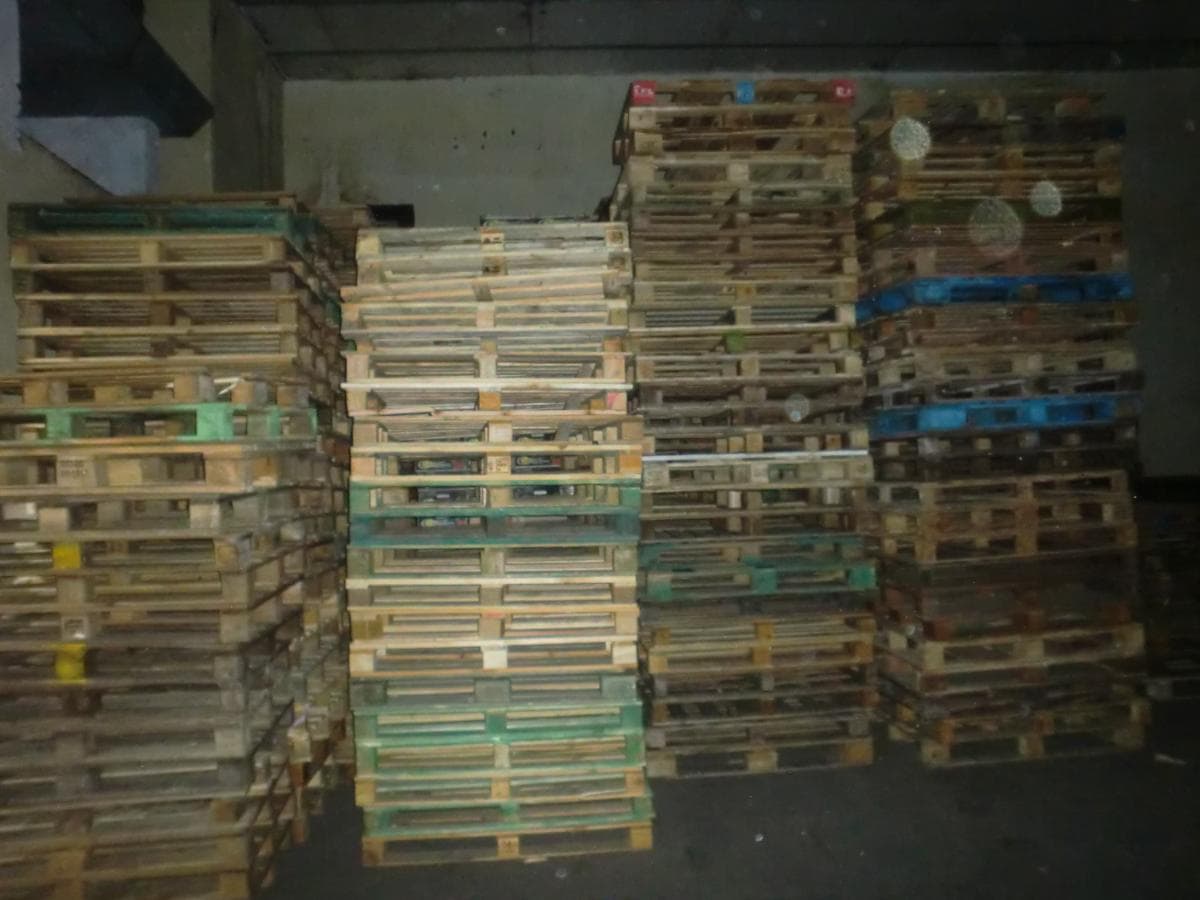 Cestos Plásticos + Paletes de Madeiras + Caixas de Cartão — image 12