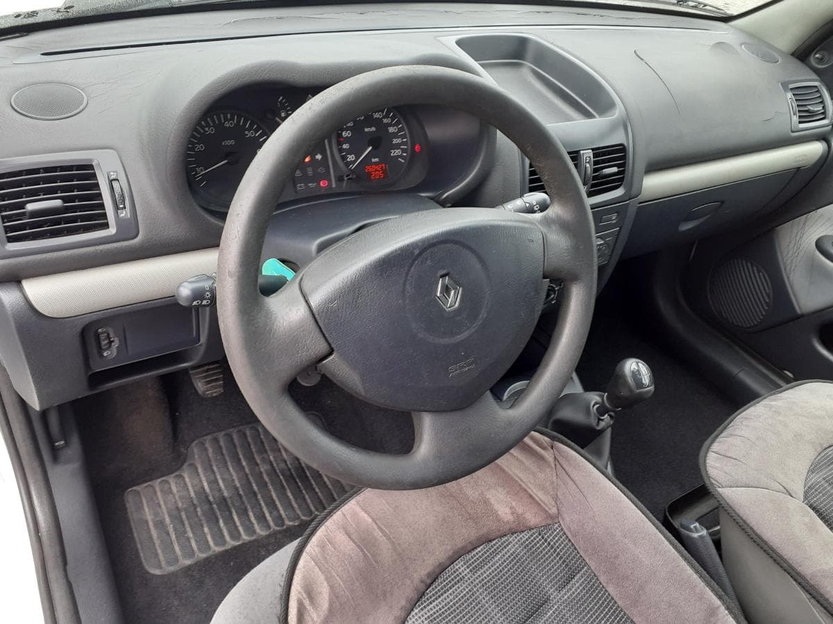 Renault Clio · Ano 2003 — imagem 11
