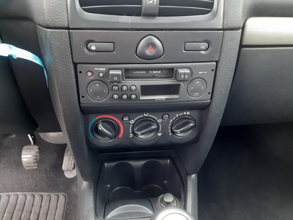 Renault Clio · Ano 2003 — imagem 14