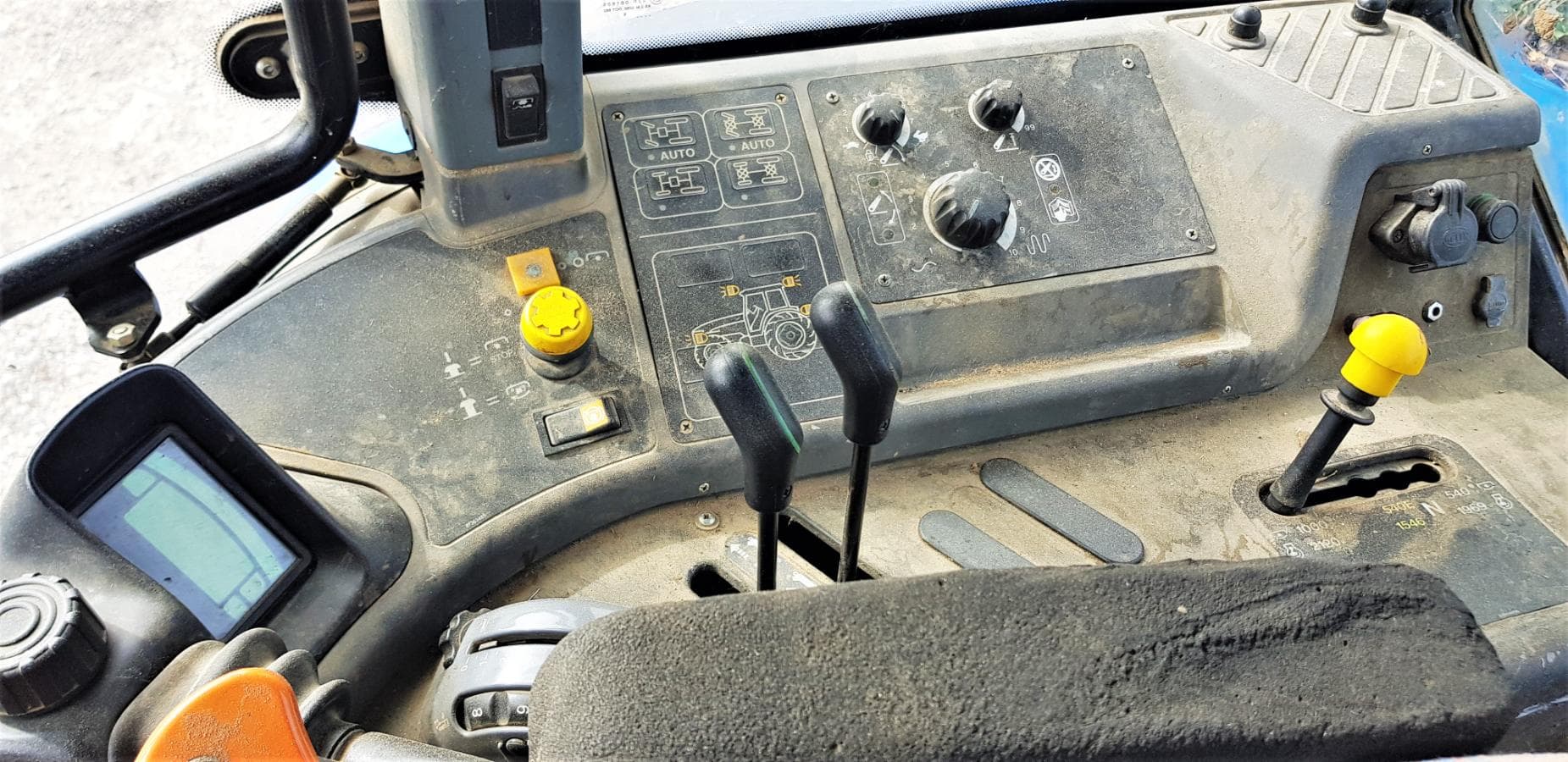 Trator New Holland TM 155 — imagem 6