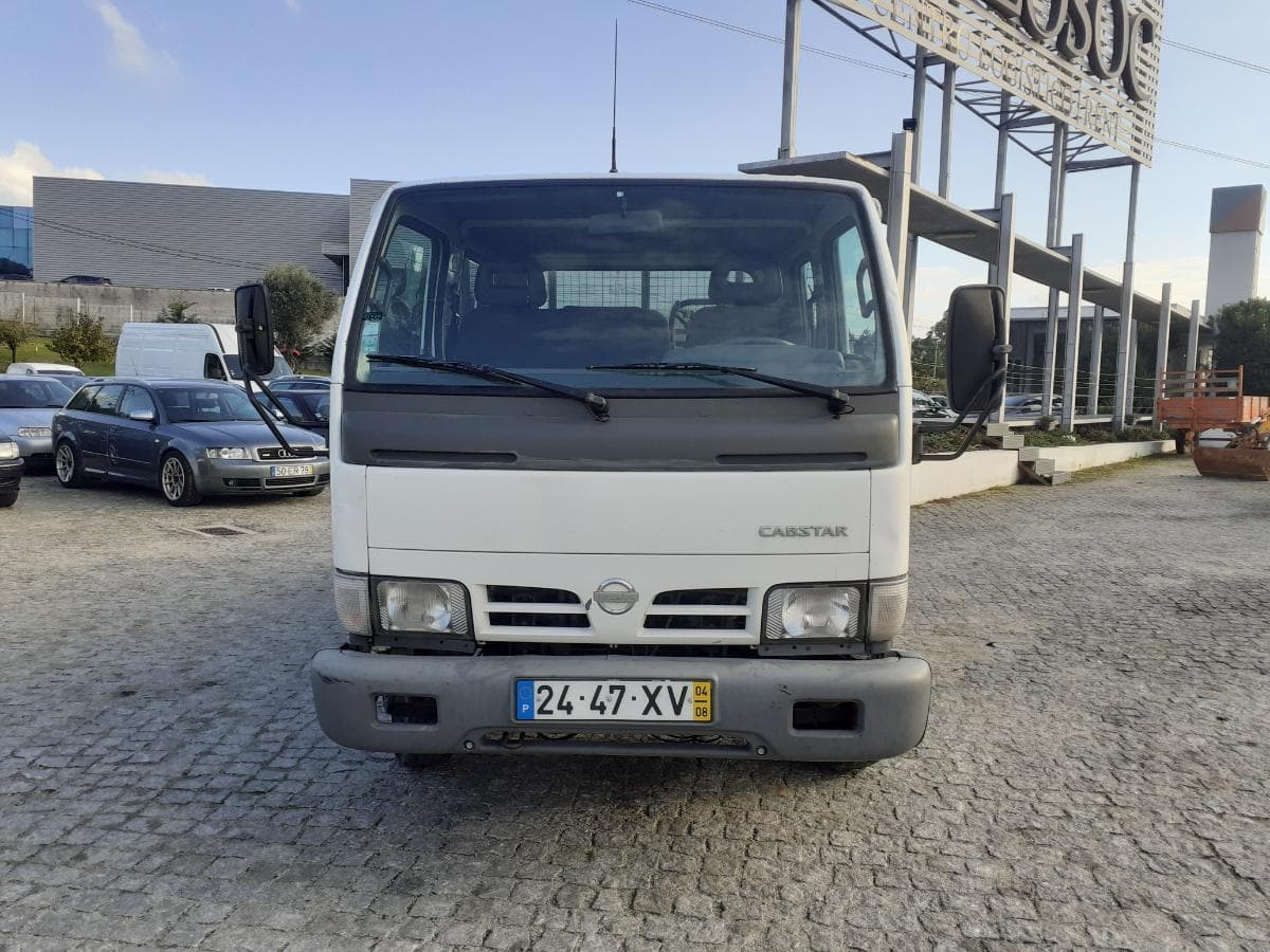 Nissan Cabstar 3.0 · 6 Lugares · Ano 2004 — image 2