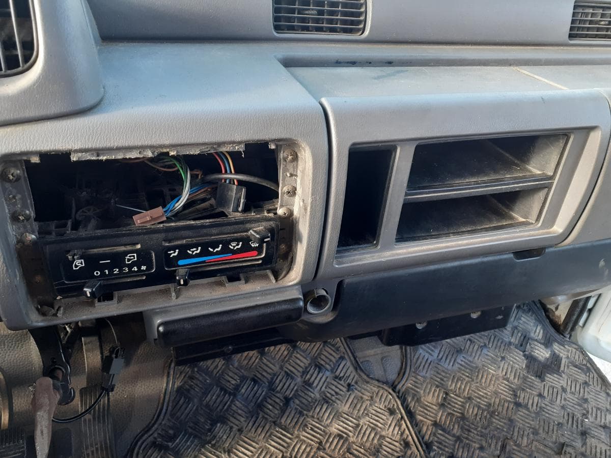 Nissan Cabstar 3.0 · 6 Lugares · Ano 2004 — image 8
