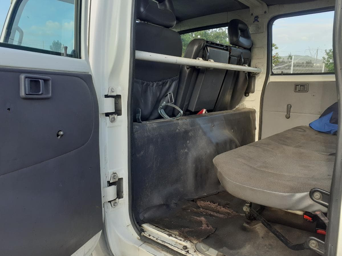 Nissan Cabstar 3.0 · 6 Lugares · Ano 2004 — image 9